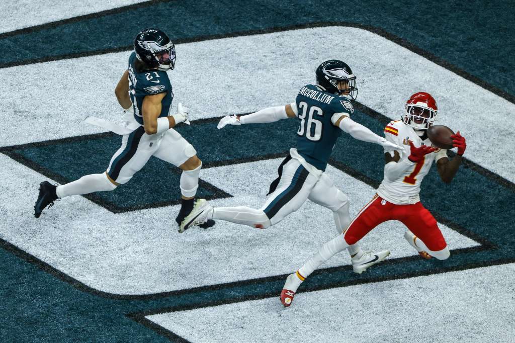 NEW ORLEANS (United States), 10/02/2025.- Kansas City Chiefs wide receiver Xavier Worthy (R) in a touchdown pass against Philadelphia Eagles safety Tristin McCollum (C) during the second half of Super Bowl LIX between the Kansas City Chiefs and the Philadelphia Eagles at Caesars Superdome in New Orleans, Louisiana, USA, 09 February 2025. The Super Bowl is the annual championship game of the NFL between the AFC Champion and the NFC Champion and has been held every year since 1967. (Nueva Orleáns, Filadelfia) EFE/EPA/CJ GUNTHER