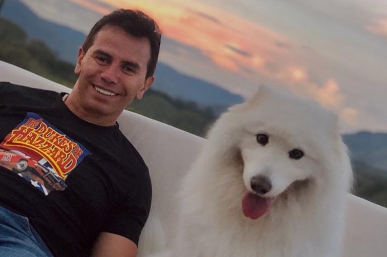 Video: ¡Qué ternura! El perro de Jhonny Rivera ‘cantando’ junto al artista