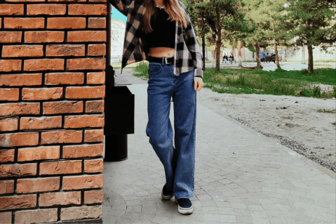 5 ideas de outfits con jeans anchos y tenis que son fáciles de combinar