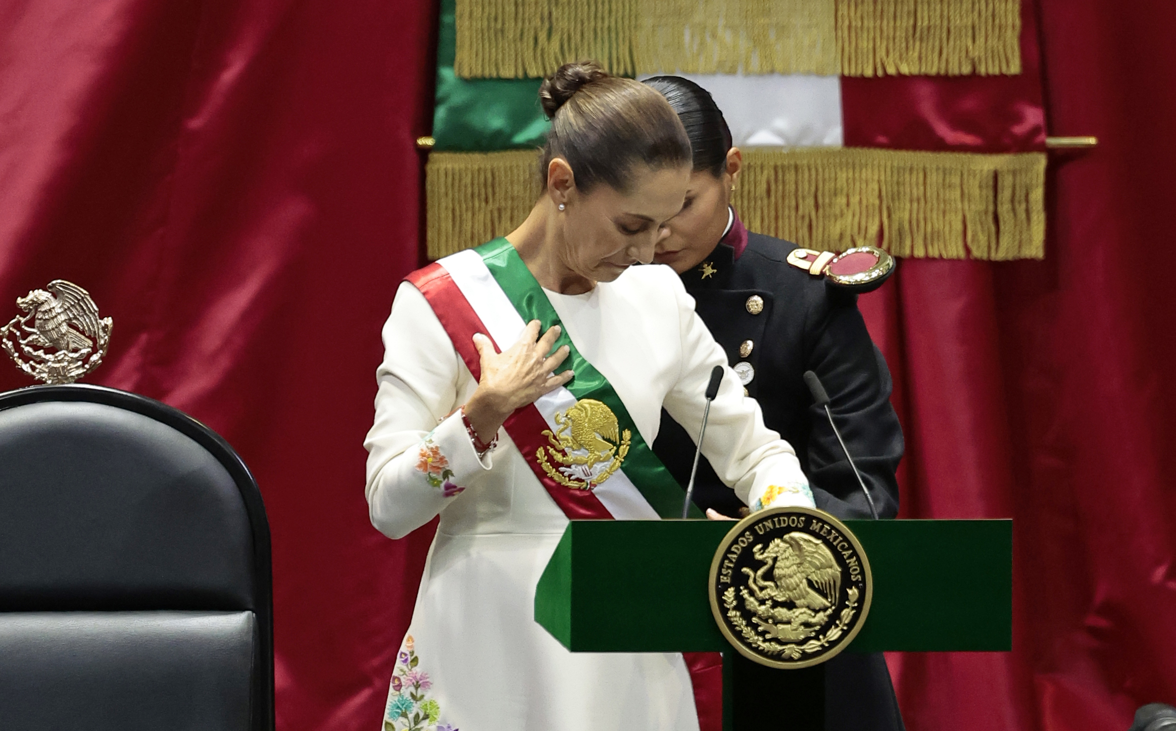 MEX675. CIUDAD DE MÉXICO (MÉXICO), 01/10/2024.- La presidenta de México Claudia Sheinbaum, recibe la banda presidencial en la Cámara de Diputados este martes en la Ciudad de México (México). Claudia Sheinbaum asumió este martes como la primera mujer presidenta de México para el sexenio de 2024 a 2030 en una ceremonia en la Cámara de Diputados a la que asistieron casi una veintena de mandatarios internacionales y cientos de representantes de países y organismos multilaterales. EFE/José Méndez