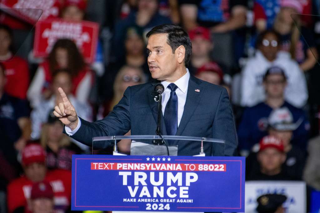 Allentown (United States), 29/10/2024.- Senator Marco Rubio speaks to supporters during Republican Presidential Candidate Donald J. Trump's rally in Allentown, Pennsylvania, USA, 29 October 2024, emphasizing the importance of voter turnout in the upcoming election. Trump is running against Democratic US Vice President Kamala Harris in the presidential election on 05 November 2024. EFE/EPA/DAVID MUSE