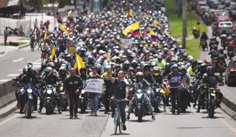 En inmediaciones de la biblioteca Virgilio Barco se concentraron miles de motociclistas para iniciar el recorrido y protestar por las medidas que anunció la administración. / Jose Vargas