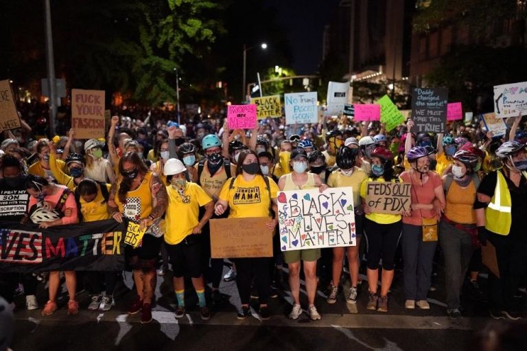 El “Muro de mamás” que protege a los manifestantes de Portland de la violencia