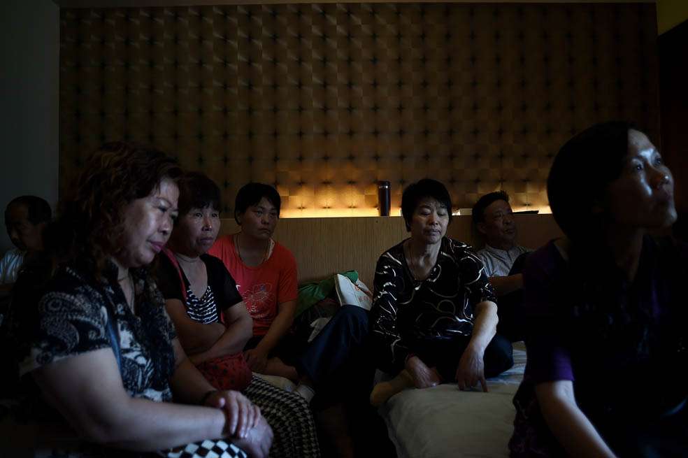 Familiares de pasajeros desaparecidos en el vuelo MH370 de Malaysia Airlines un año después de tragedia. / AFP
