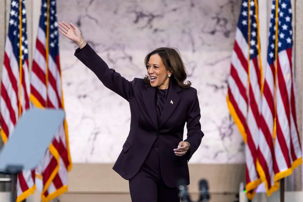 Washington (United States), 06/11/2024.- US Vice President Kamala Harris attends to speak after conceding the US presidential race to President-elect Donald Trump at Howard University the day after Election Day in Washington, DC, USA, 06 November 2024. Trump performed far better than pollsters had predicted, earning five million more votes than Harris and likely becoming the first Republican in two decades to win the popular vote. EFE/EPA/JIM LO SCALZO