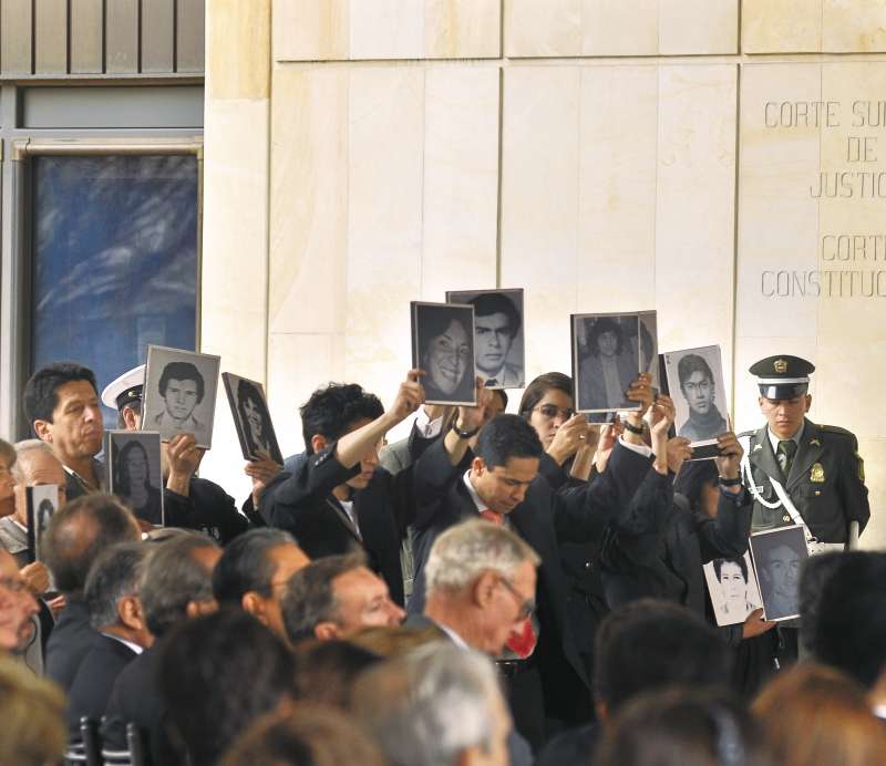 Víctimas del holocausto del Palacio de Justicia, en el centro de Bogotá, en uno de los aniversarios de la toma y retoma.