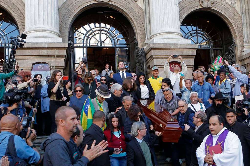 Centenares de brasileños rinden tributo al cantante, guitarrista y compositor Joao Gilberto, este lunes en el Teatro Municipal de Río de Janeiro (Brasil). Joap Gilberto, padre de la bossa nova, falleció este sábado a los 88 años en su vivienda en Río de Janeiro. / EFE/Fábio Motta