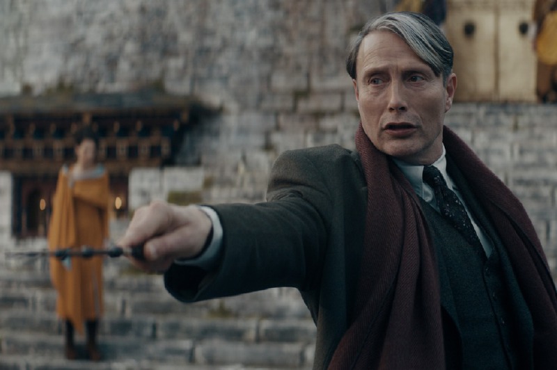 Mads Mikkelsen en su interpretación del mago Gellert Grindelwald, en una escena de la película "Animales fantásticos: los secretos de Dumbledore". / Cortesía: Warner Bros