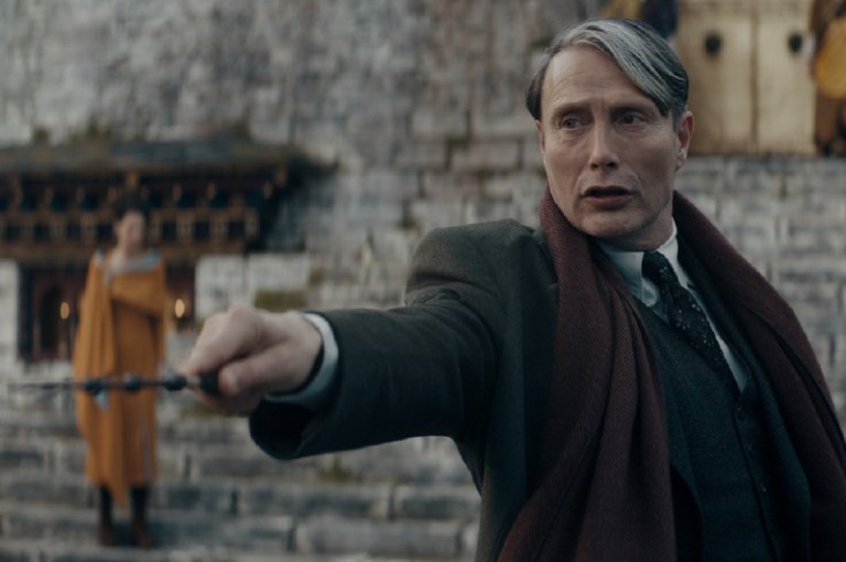 Mads Mikkelsen asume la varita de un poderoso mago
