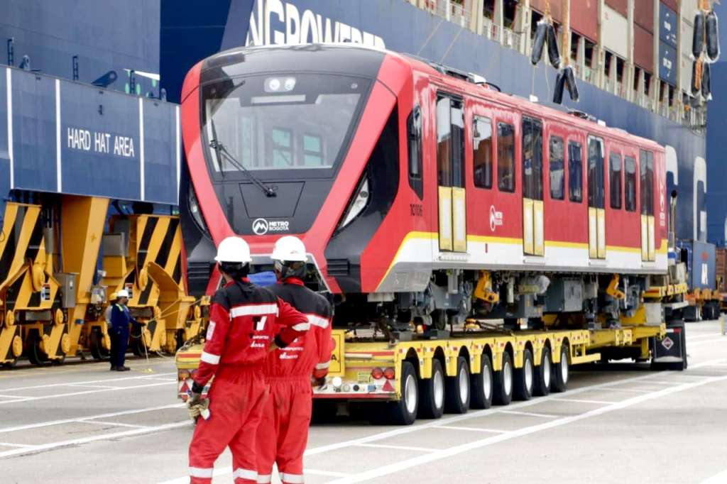 Desembarque del primer tren del Metro de Bogotá en el Puerto de Cartagena.