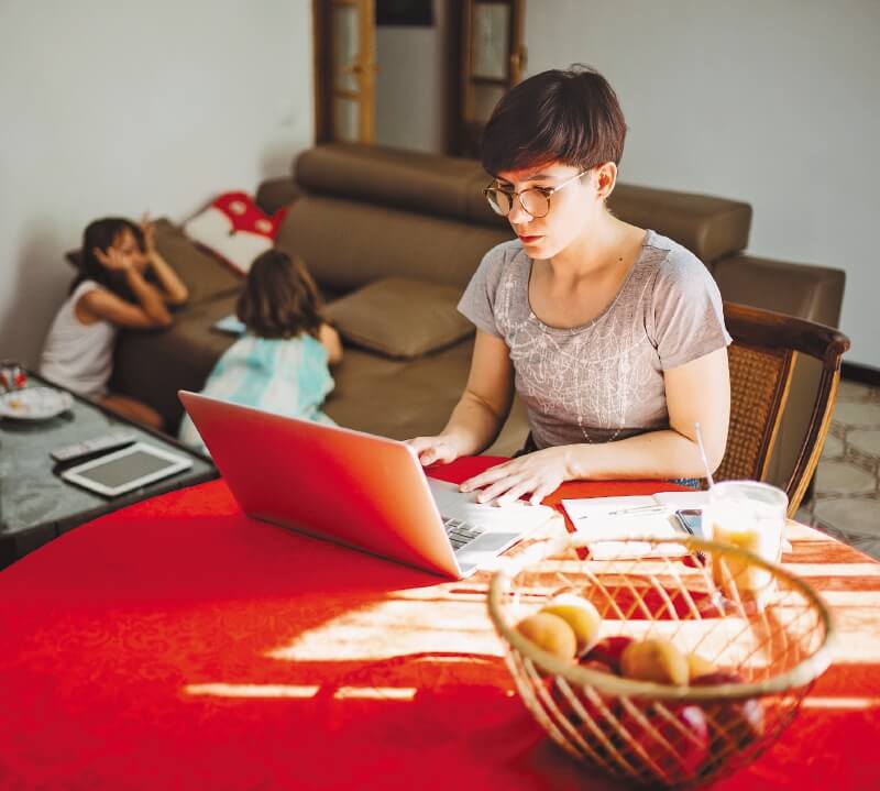 Para evitar alteraciones en la salud mental, expertos recomiendan establecer rutinas y mantener los horarios. / Getty images