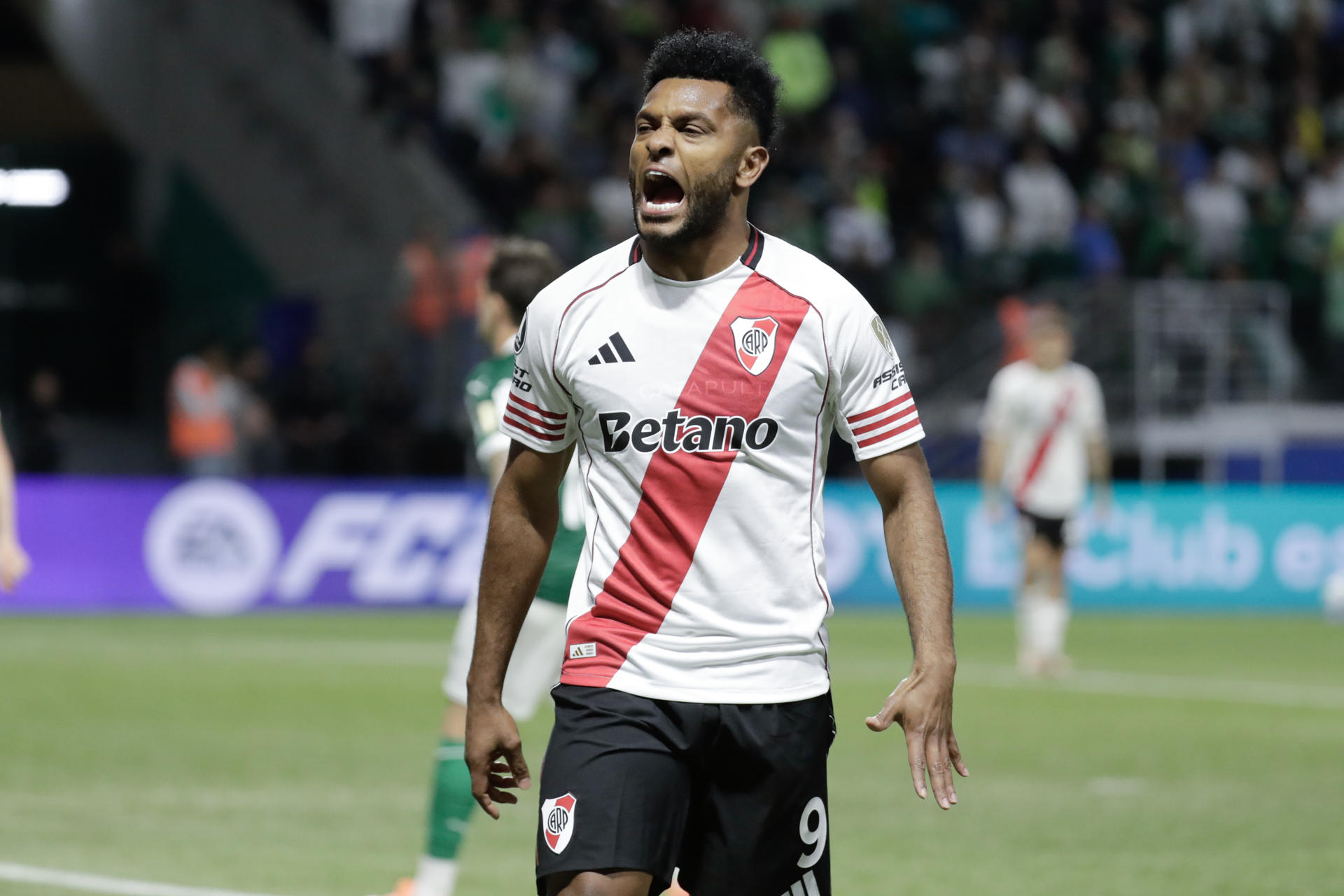 AMDEP4039. SAO PAULO (BRASIL), 24/09/2025.- Miguel Borja (d) de River reacciona este miércoles, en un partido de cuartos de final de la Copa Libertadores entre Palmeiras y River Plate en el estadio Allianz Parque, en Sao Paulo (Brasil). EFE/ Sebastião Moreira