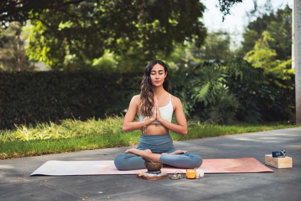 Mujer meditando