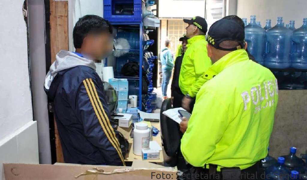 Las autoridades hallaron cerca de 300 botellones de agua y desmantelaron la maquinaria utilizada en la operación clandestina.