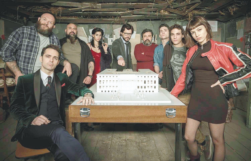  El elenco de “La casa de papel”, posando con una maqueta del Banco Central.  / Netflix