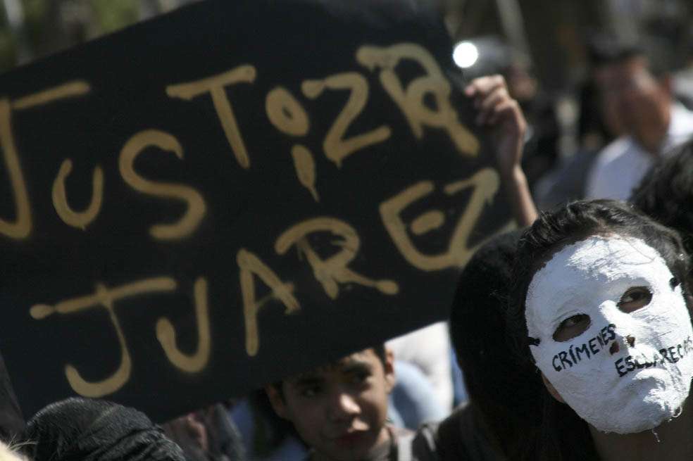 Manifestantes con máscaras en una protesta por los asesinatos ocurridos en Ciudad Juárez. / Reuters