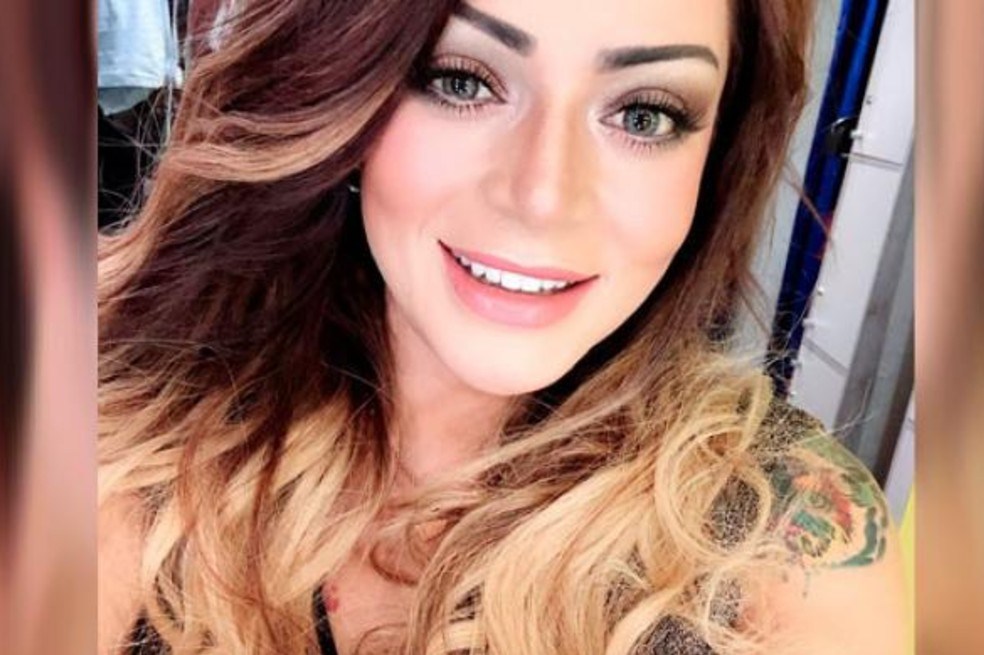 En una época, la actriz y cantante lució el look de las ondas californianas, en donde la raíz de su cabello era oscura y las puntas color rubio.