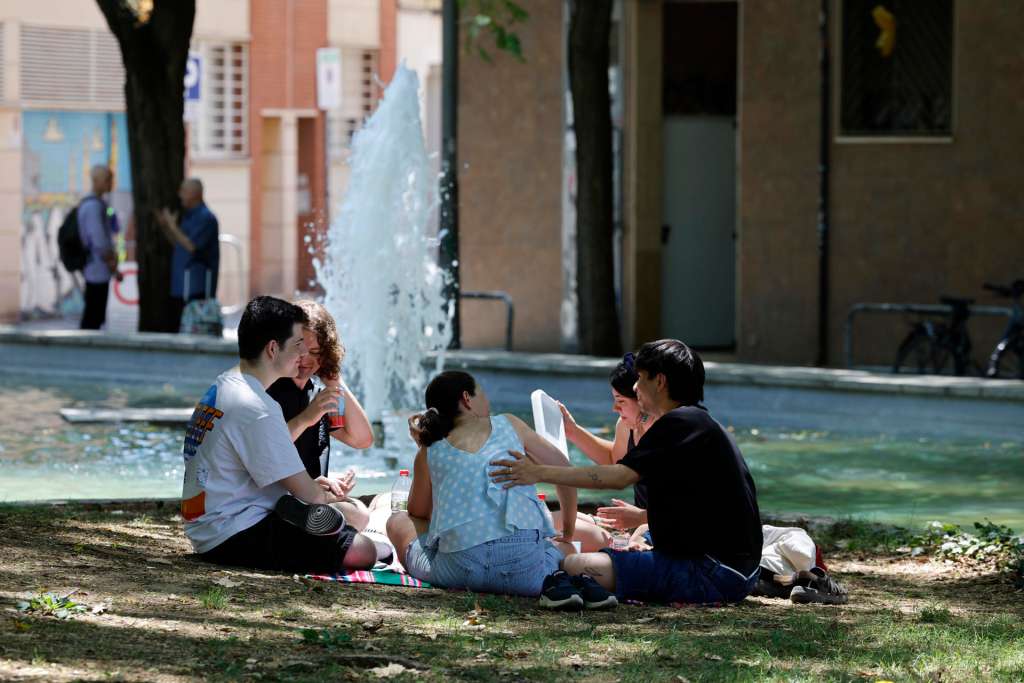 BARCELONA, 29/06/2025.- Unos jóvenes se reúnen a la sombra de un árbol y al lado de una fuente en el parque de la España Industrial en el barrio de Sants en Barcelona este domingo. Cataluña afronta este domingo el segundo día de la primera ola de calor de 2025, que en principio se prolongará hasta el martes, tras una noche tórrida que ha dejado una mínima de 30,4 grados en Portbou (Girona) y de 28 en Barcelona, según los registros del servicio Meteocat. Una ola de calor en la que ayer se registraron 46 grados en El Granado (Huelva), un hecho que nunca se había dado en el mes de junio, ha informado la Agencia Estatal de Meteorología (Aemet) este domingo. EFE/ Toni Albir