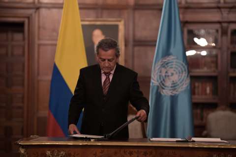 Insubsistente secretario de Cancillería cargó contra canciller (e) por los pasaportes