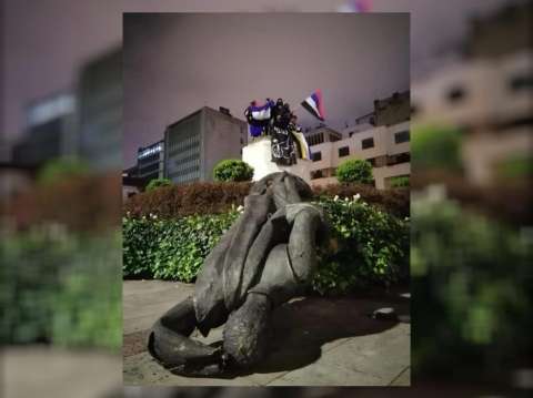 Indígenas Misak tumbaron la estatua de Gonzalo Jiménez de Quesada en Bogotá