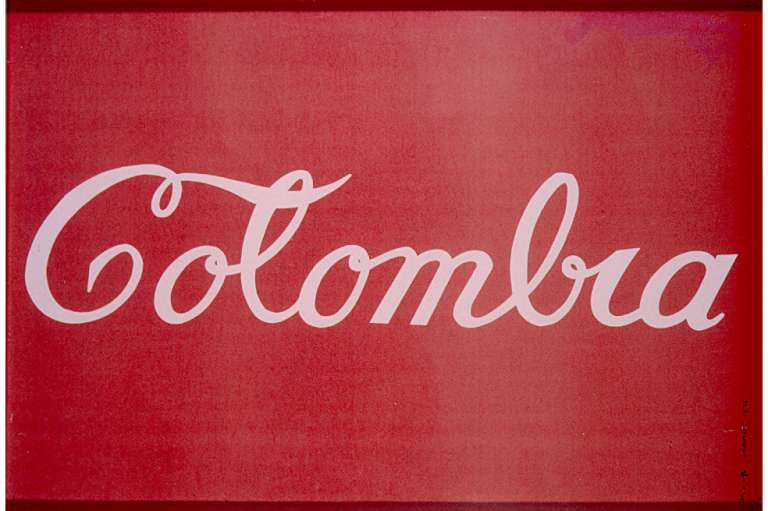 "Colombia-Coca-cola" es una obra con la que el artista Antonio Caro reflexiona sobre la identidad nacional, a partir de símbolos extranjeros.