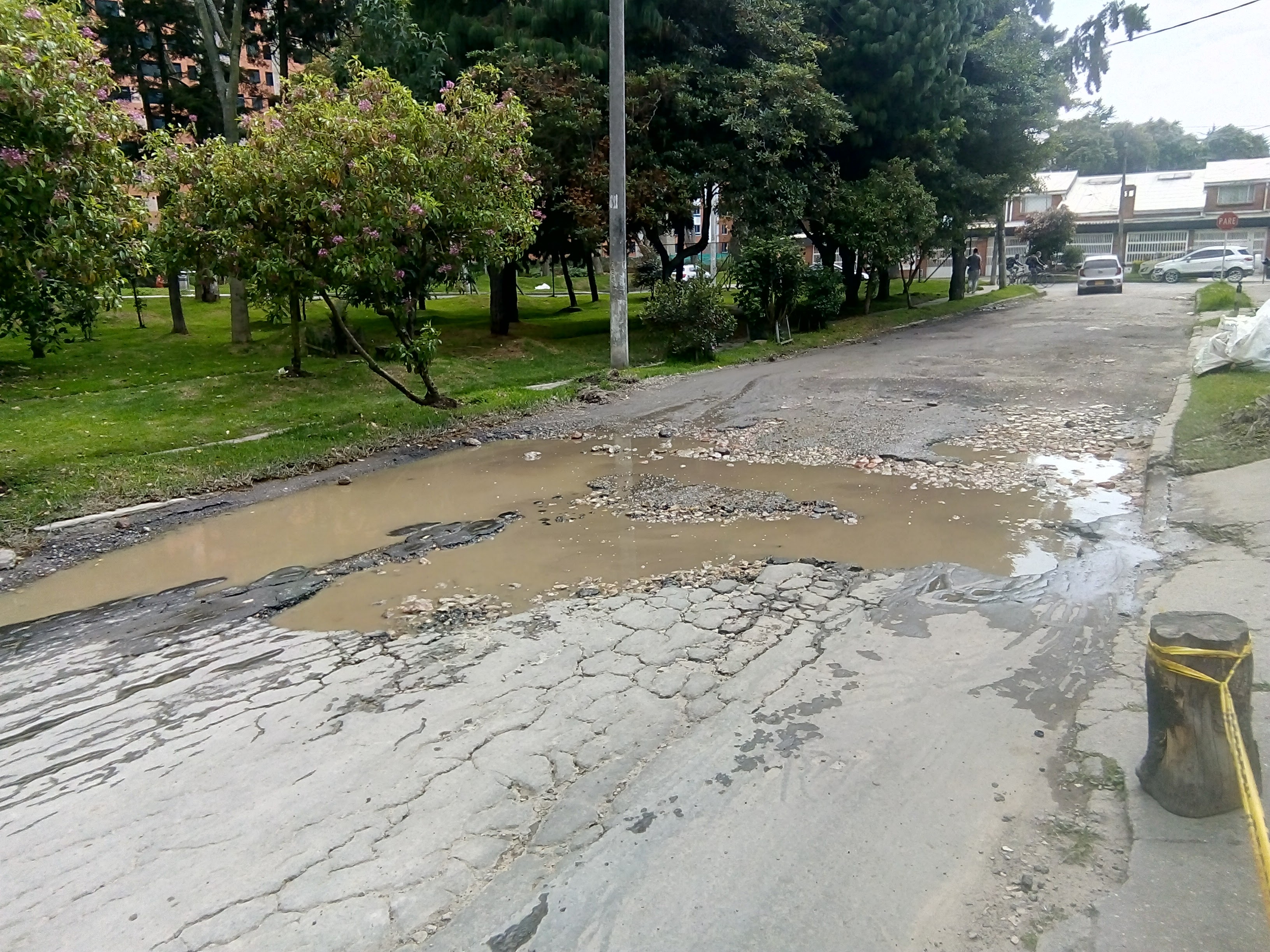 El hueco está ubicado en el barrio Modelia, a la altura de la carrera 74B con calle 23. Esta vía conecta con la avenida Boyacá.