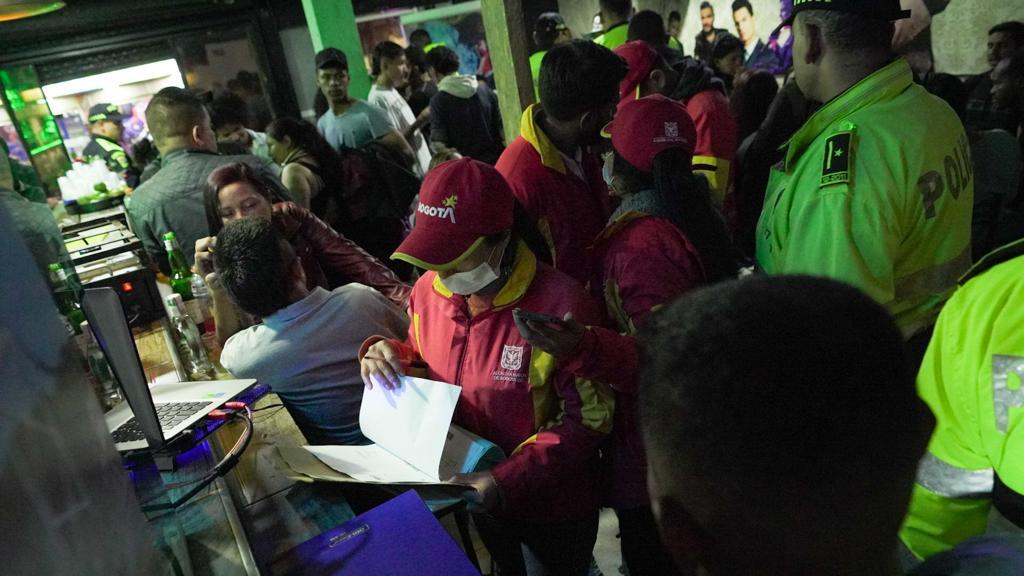 Según las autoridades, en el curso de las intervenciones fueron incautadas 41 armas, 42 botellas de licor adulterado y 65 dosis de estupefacientes. Además, se registró el cierre de 14 establecimientos comerciales.