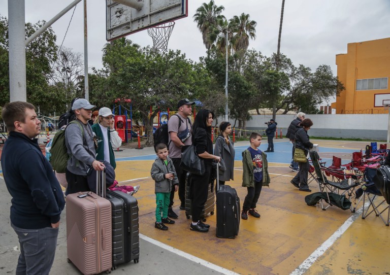Más de 200 refugiados ucranianos están en México esperando ingresar a EE. UU.