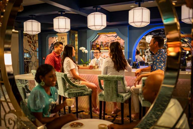 el Jade Cricket Café, inspirado en la clásica película de Disney “Mulan”, servirá una selección de café, té, bebidas especiales y refrigerios.