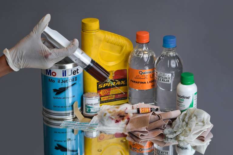 Los productos más utilizados por mujeres trans para modificar artesanalmente sus cuerpos son silicona para cabello, aceite de cocina, aceite Johnson’s, cemento óseo, parafina líquida, hasta aceite de avión, entre otros. Para inyectarse utilizan jeringas de 50 ml, cubren la herida con pegante instantáneo o esmalte de uñas y posteriormente utilizan vendas elásticas para que la sustancia no se esparza por el cuerpo.