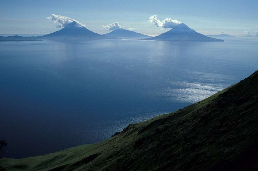 Las Islas de las Cuatro Montañas en las Aleutianas centrales son un grupo compacto de seis estratovolcanes llamados Carlisle, Cleveland, Herbert, Kagamil.