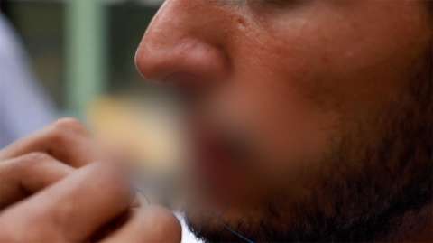 Migrantes en México se cosen los labios en señal de protesta