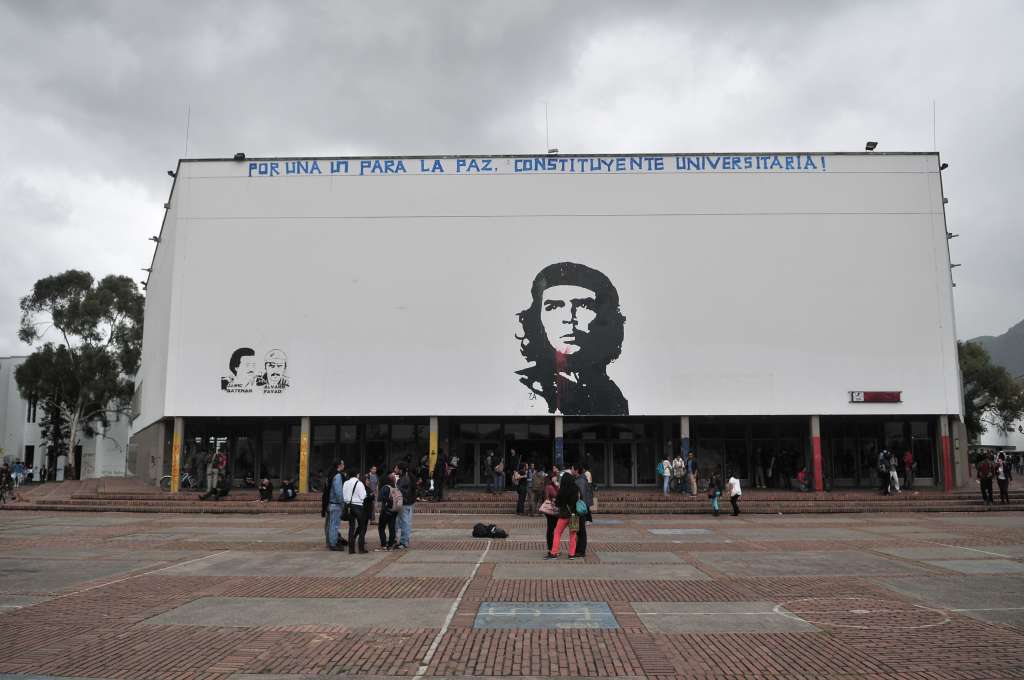 Aspectos del interior de esta universidad ubicada en Bogotá durante el regreso a clases, dentro de sus instalaciones se destaca la plaza del Che Guevara
