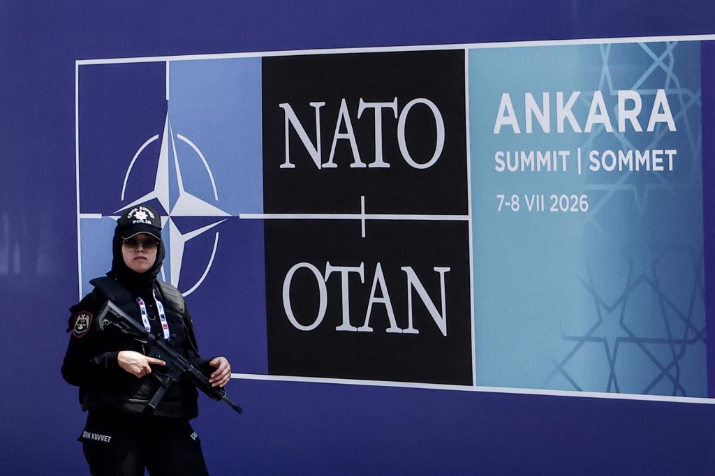 Personal de seguridad vigila cerca del Complejo Presidencial de Bestepe, previo al Foro de la Industria de Defensa de la Cumbre de la OTAN en Ankara, centrada en reforzar la producción de defensa y el apoyo militar a Ucrania.