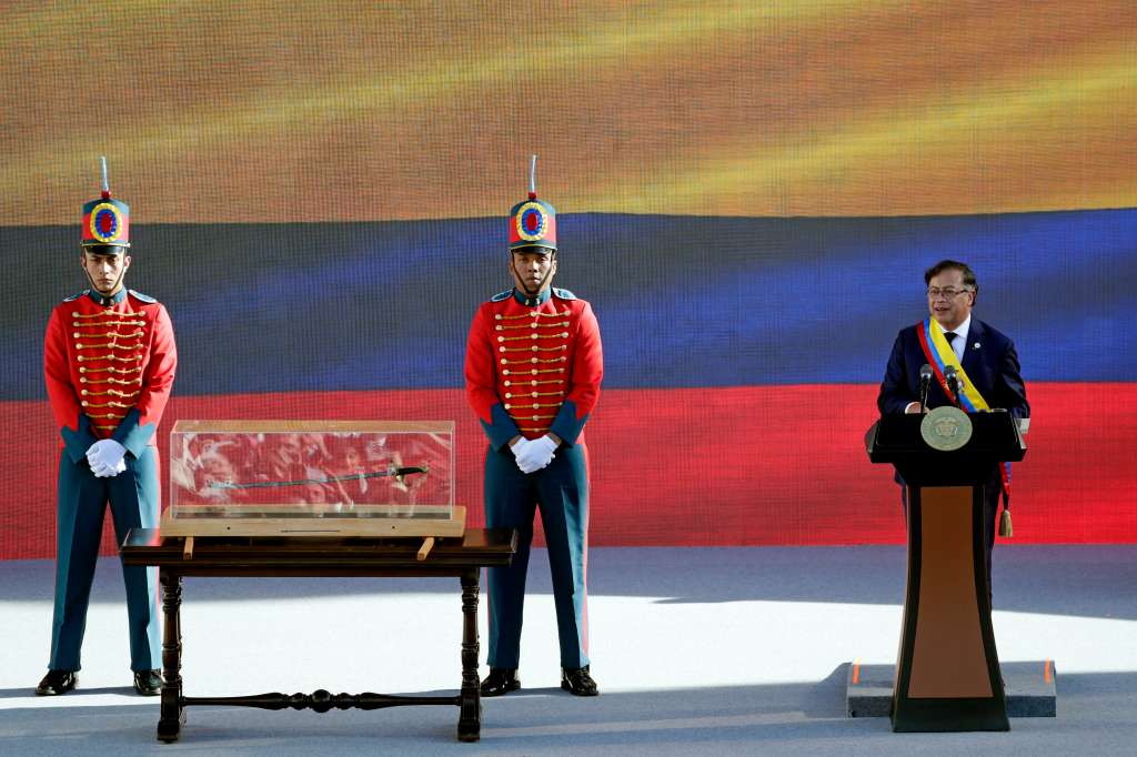 AME7949. BOGOTÁ (COLOMBIA), 07/08/2022.- Fotografía de archivo fechada el 7 de agosto de 2022 que muestra al presidente de Colombia, Gustavo Petro, mientras pronuncia su primer discurso como mandatario con la espada de Bolívar en una urna a su derecha, en la Plaza Bolívar, en Bogotá (Colombia). En el rellano de la entrada de la Casa de Nariño, sede del Gobierno, una vitrina y dos guardias custodian uno de los bienes más preciados del país: la espada del libertador Simón Bolívar, robada hace 50 años por la guerrilla del M-19 en uno de los capítulos más mediáticos de la historia colombiana. EFE/ Carlos Ortega /ARCHIVO