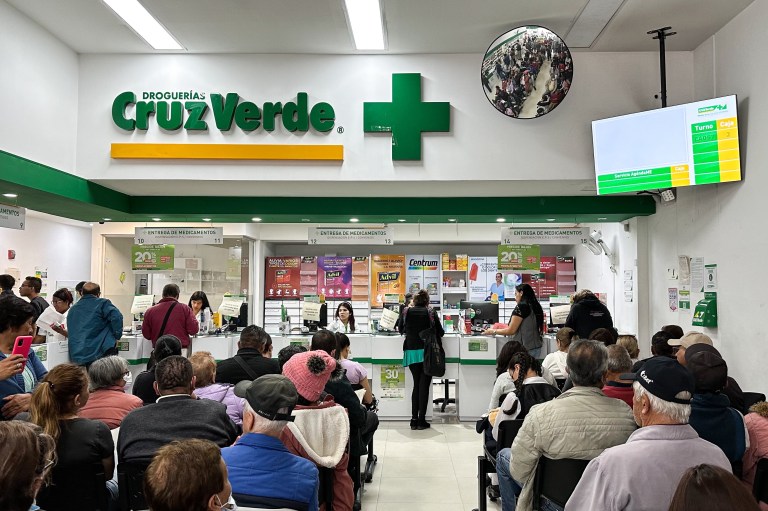 Cruz Verde dejará de dispensar medicamentos a afiliados de Sanitas en 13 departamentos
