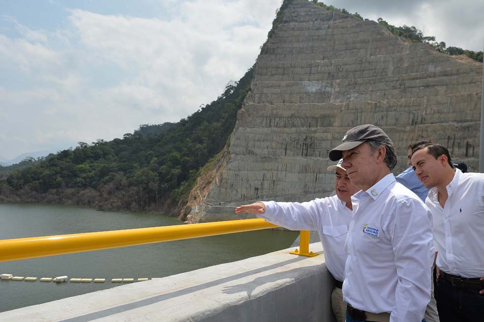 El presidente Juan Manuel Santos y el gerente de Isagén, Luis Fernando Rico, el jueves durante la inauguración de Hidrosogamoso. / Presidencia de la República