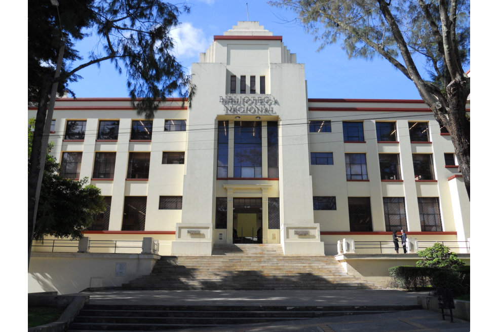 La Biblioteca Nacional de Colombia organiza el Premio Nacional de Bibliotecas Públicas junto con el Ministerio de Cultura.