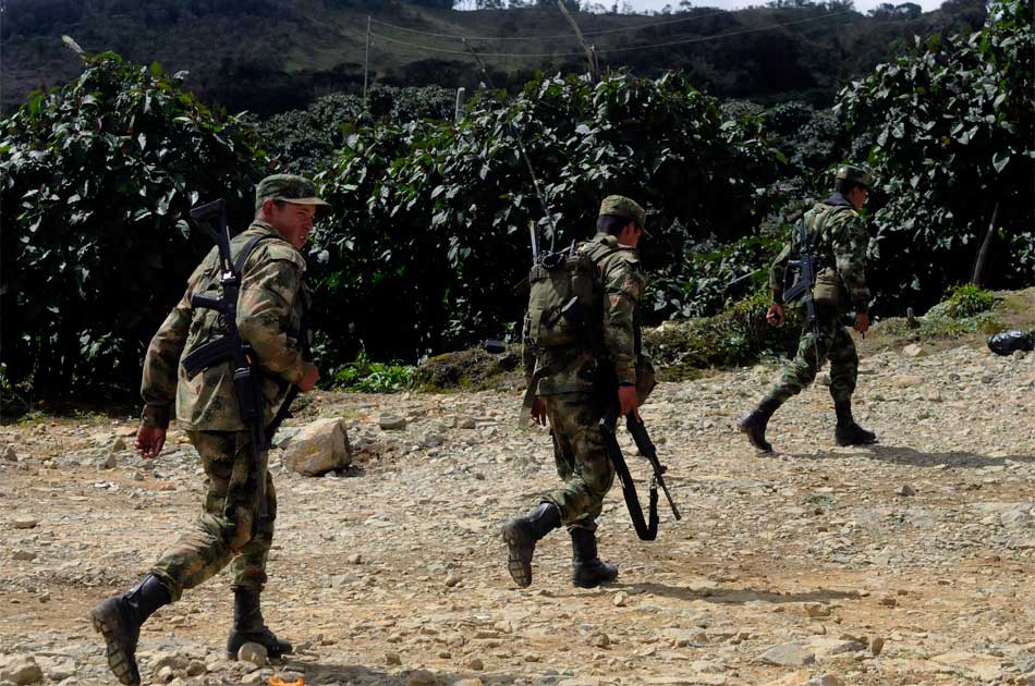 Soldados del ejército colombiano patrullan en la finca La España.