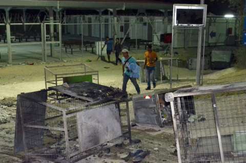 Doble drama de migrantes en Grecia: se incendió refugio que acogía 5.650 personas