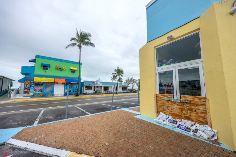 Fort Myers (United States), 08/10/2024.- The enterance to a restaurant is boarded up and lined with sand bags as the city prepares for Hurricane Milton in Bonita Beach, Florida, USA, 08 October 2024. According to the National Hurricane Center's Live Hurricane Tracker, Hurricane Milton is set to make landfall on the west coast of Florida on the evening of 09 October. After rapidly intensifying into a Category 5 storm on 07 October, Milton is expected to weaken as it reaches shore but will still bring significant weather impacts across the state. (tormenta) EFE/EPA/CRISTOBAL HERRERA-ULASHKEVICH
