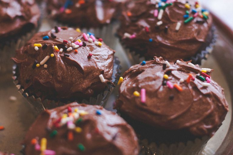 Cupcakes de avena con plátano y chocolate para el desayuno en pocos pasos