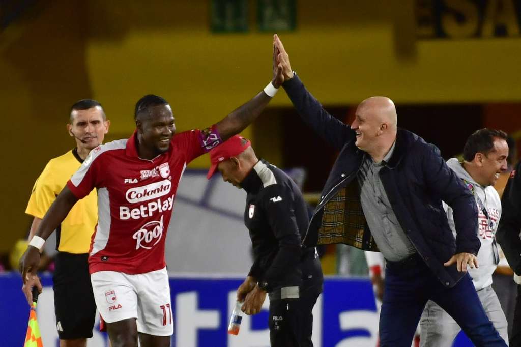 Hugo Rodallega celebra con Pablo Repetto.