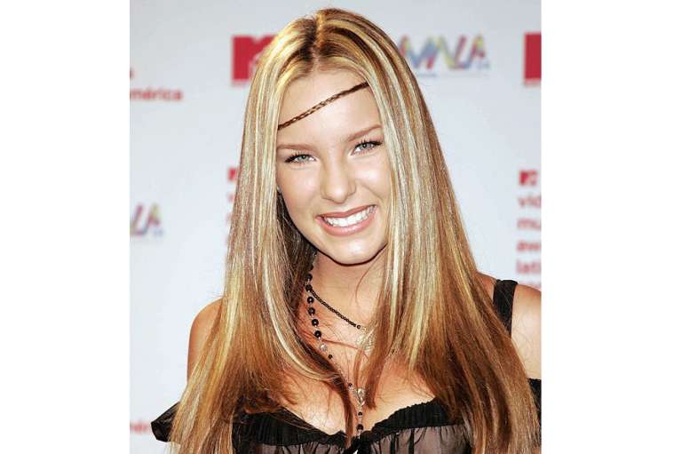 Uno de los looks más característicos de Belinda fue cuando a inicios de los 2000 se realizaba una delgada trenza que cruzaba su frente. Ese era uno de los peinados más icónicos de esa época en la que la artista entraba a su adolescencia.