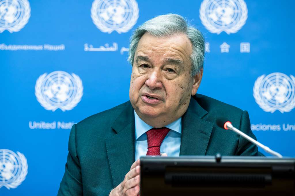 USA7826. NACIONES UNIDAS (NY, EEUU), 12/06/2023.- Fotografía cedida por la ONU donde aparece su secretario general, António Guterres, mientras da detalles a los periodistas sobre su informe de política sobre integridad de la información en la plataformas digitales, durante una rueda de prensa celebrada hoy lunes en la sede del organismo en Nueva York. Guterres se mostró este lunes a favor de la idea de crear una agencia internacional que se encargue de supervisar el desarrollo de la inteligencia artificial (IA) y que podría inspirarse en lo que ha sido para el ámbito nuclear el Organismo Internacional de Energía Atómica (OIEA). EFE/Mark Garten/ONU /SOLO USO EDITORIAL/NO VENTAS/SOLO DISPONIBLE PARA ILUSTRAR LA NOTICIA QUE ACOMPAÑA/CRÉDITO OBLIGATORIO