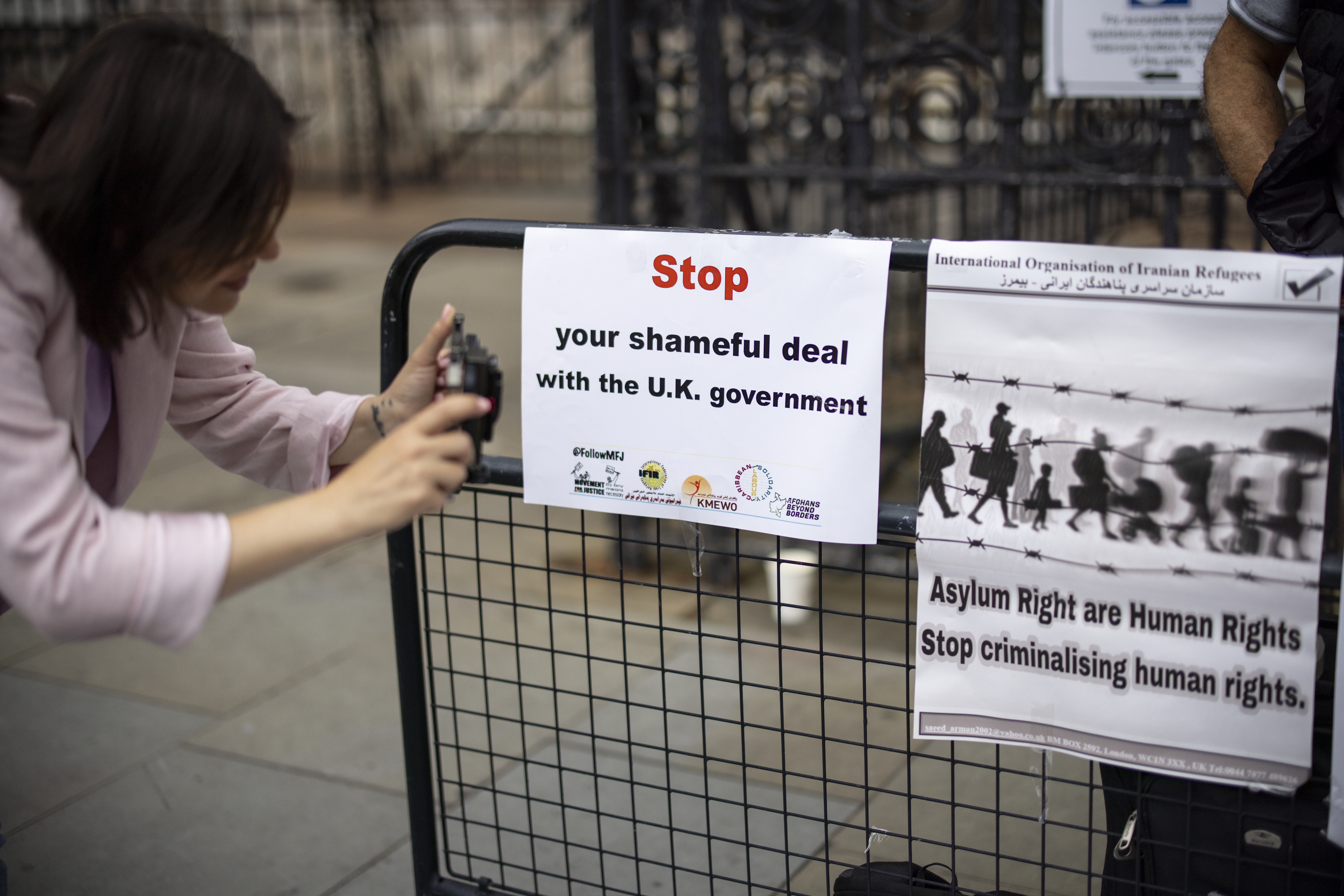 London (United Kingdom), 29/06/2023.- Asylum seekers rights campaigners protest outside the Royal Courts of Justice in London, Britain, 29 June 2023. The UK Court of Appeal judges have ruled that it is unlawful for the British government to send asylum seekers to Rwanda to have their claims processed in a blow to the proposed illegal migration bill's aim for forceful removals. The court found that the Rwandan asylum system could allow returning asylum seekers back to their home countries therefore it is not a 'safe third country' for sending asylum seekers. (Protestas, Ruanda, Reino Unido, Londres) EFE/EPA/TOLGA AKMEN