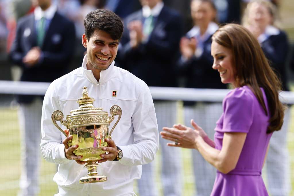Wimbledon (United Kingdom), 14/07/2024.- Carlos Alcaraz of Spain receives the trophy from Britain's Catherine, Princess of Wales after winning the Men's final against Novak Djokovic of Serbia at the Wimbledon Championships, Wimbledon, Britain, 14 July 2024. (Tenis, Princesa de Gales, España, Reino Unido) EFE/EPA/TOLGA AKMEN EDITORIAL USE ONLY