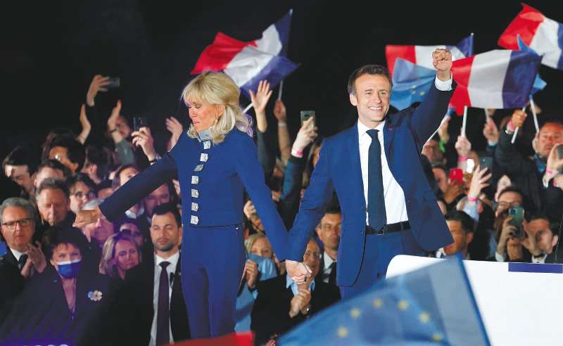 Emmanuel y Brigitte Macron luego de la victoria en la segunda vuelta presidencial.