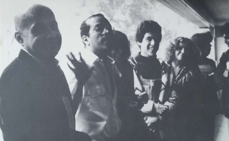 Edgar Negret, Álvaro Barrios, Beatriz González, Daniel Castro, Jimena de Valdenebro, Doris Salcedo y Germán Riveros, circa 1980. Beatriz González dirigía una escuela de guías en el Museo de Arte Moderno de Bogotá. Allí la conocieron los entonces estudiantes de artes Daniel Castro y Doris Salcedo.