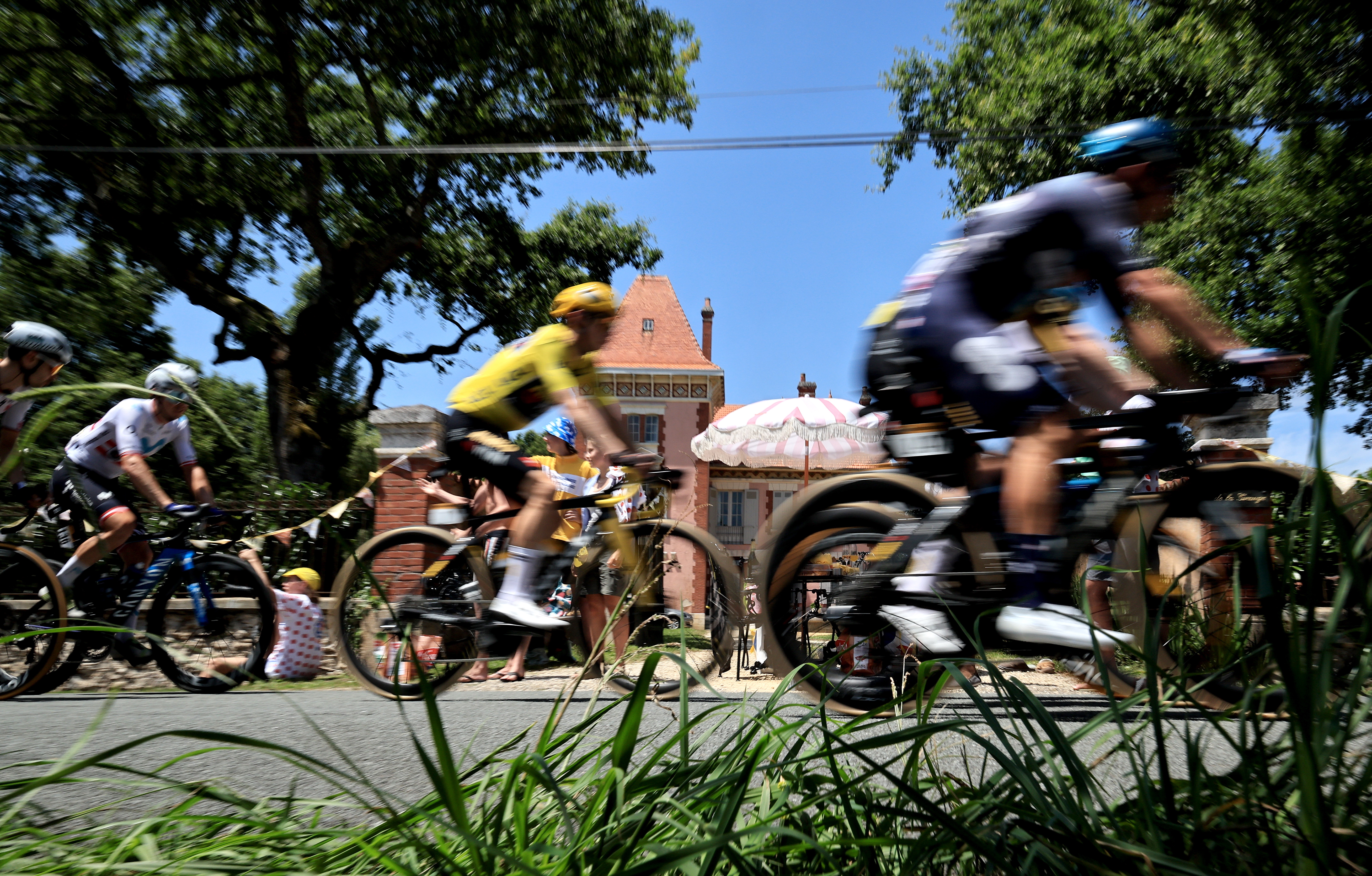 Mont-de-marsan (France), 07/07/2023.- Yellow Jersey overall leader Danish rider Jonas Vingegaard (C) of team Jumbo-Visma rides among the peloton during the 7th stage of the Tour de France 2023, a 169,9km race from Mont-de-Marsan to Bordeaux, France 07 July 2023. (Ciclismo, Francia, Burdeos) EFE/EPA/CHRISTOPHE PETIT TESSON